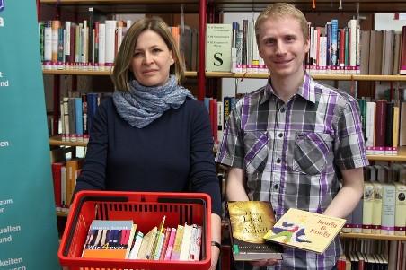Übergabe neuer Medien an die Stadtbibliothek Jena